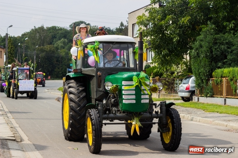 Zdjęcie w galerii na portalu naszraciborz.pl: Kandydatki i rolnicy, czyli powiew młodości na dożynkach w Rudniku  wiadomości z regionu