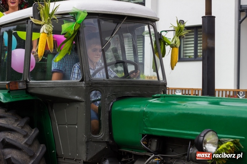 Zdjęcie w galerii na portalu naszraciborz.pl: Kandydatki i rolnicy, czyli powiew młodości na dożynkach w Rudniku  wiadomości z regionu