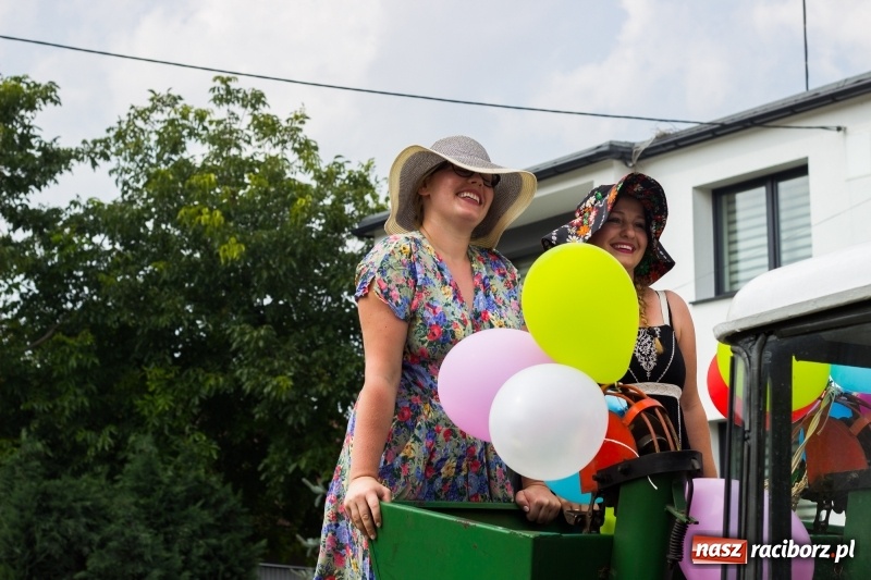 Zdjęcie w galerii na portalu naszraciborz.pl: Kandydatki i rolnicy, czyli powiew młodości na dożynkach w Rudniku  wiadomości z regionu