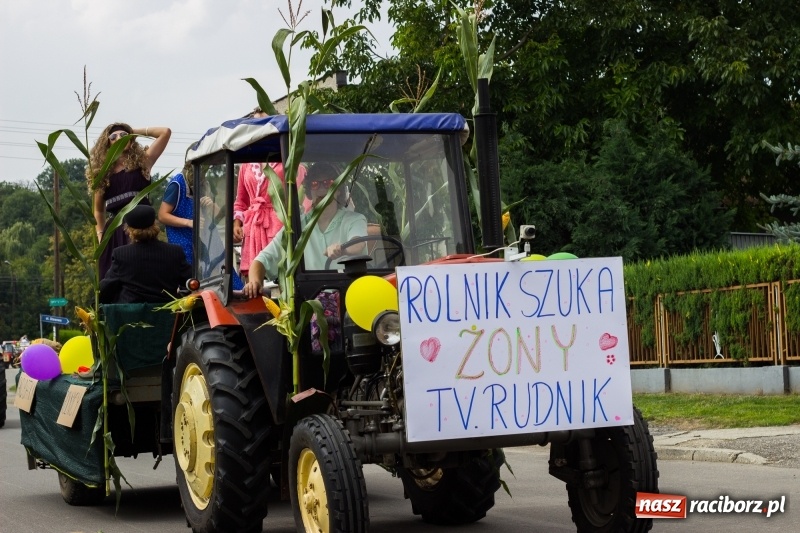 Zdjęcie w galerii na portalu naszraciborz.pl: Kandydatki i rolnicy, czyli powiew młodości na dożynkach w Rudniku  wiadomości z regionu