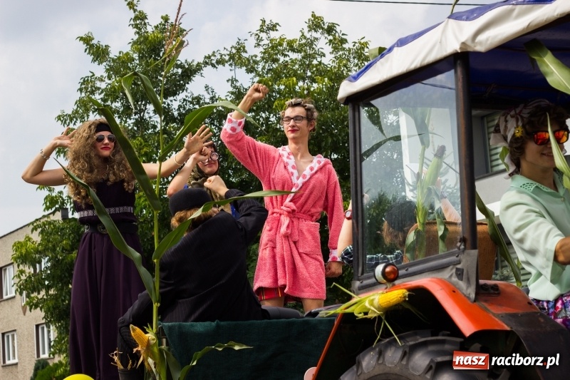 Zdjęcie w galerii na portalu naszraciborz.pl: Kandydatki i rolnicy, czyli powiew młodości na dożynkach w Rudniku  wiadomości z regionu