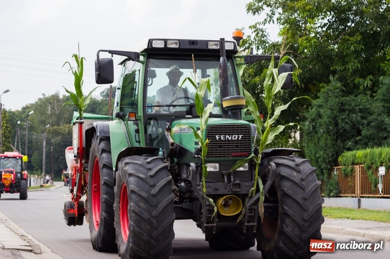 Zdjęcie w galerii na portalu naszraciborz.pl: Kandydatki i rolnicy, czyli powiew młodości na dożynkach w Rudniku  wiadomości z regionu