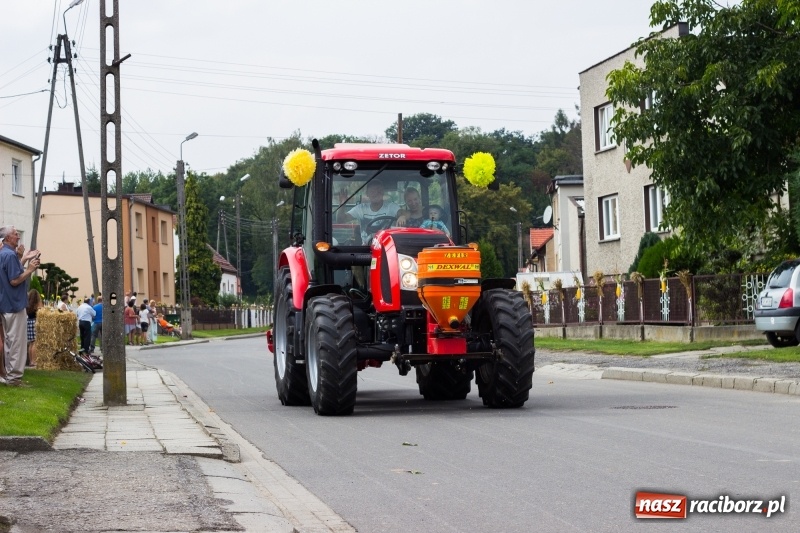 Zdjęcie w galerii na portalu naszraciborz.pl: Kandydatki i rolnicy, czyli powiew młodości na dożynkach w Rudniku  wiadomości z regionu