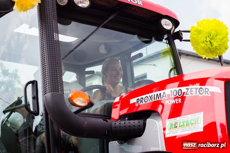 Zdjęcie w galerii na portalu naszraciborz.pl: Kandydatki i rolnicy, czyli powiew młodości na dożynkach w Rudniku  wiadomości z regionu