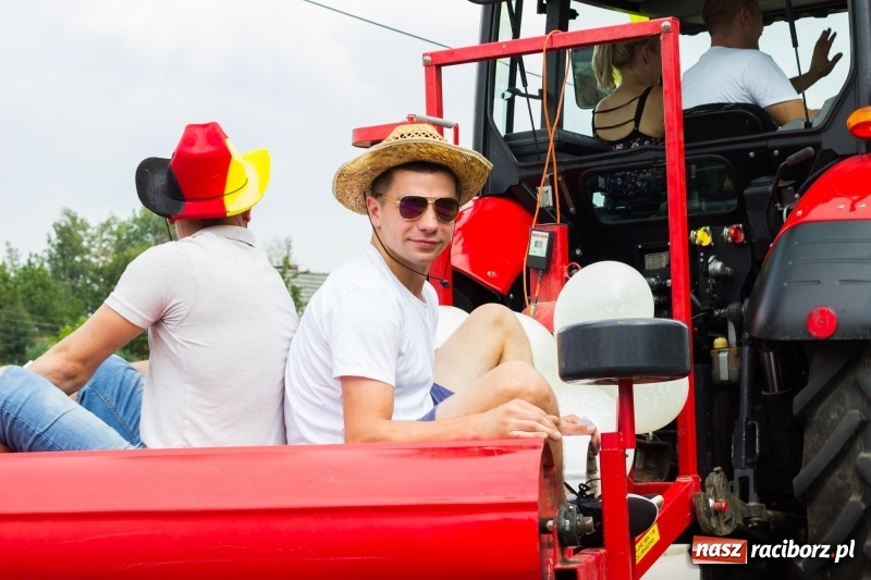 Zdjęcie w galerii na portalu naszraciborz.pl: Kandydatki i rolnicy, czyli powiew młodości na dożynkach w Rudniku  wiadomości z regionu