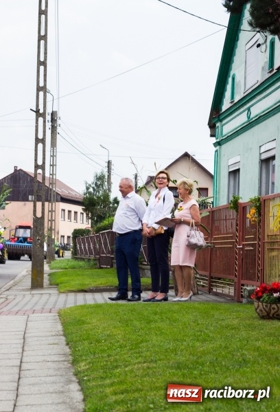 Zdjęcie w galerii na portalu naszraciborz.pl: Kandydatki i rolnicy, czyli powiew młodości na dożynkach w Rudniku  wiadomości z regionu