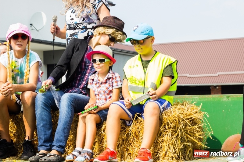 Zdjęcie w galerii na portalu naszraciborz.pl: Kandydatki i rolnicy, czyli powiew młodości na dożynkach w Rudniku  wiadomości z regionu