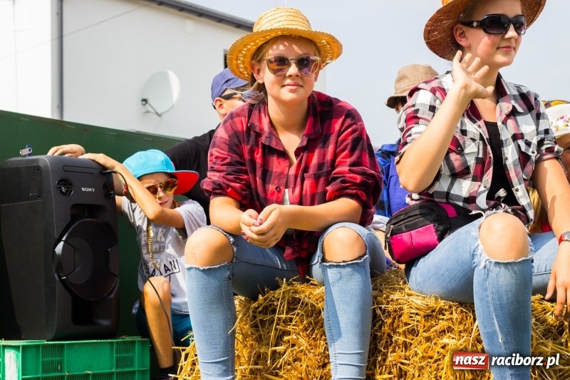 Zdjęcie w galerii na portalu naszraciborz.pl: Kandydatki i rolnicy, czyli powiew młodości na dożynkach w Rudniku  wiadomości z regionu