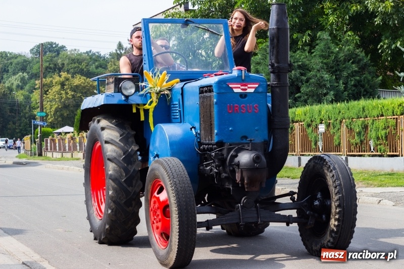 Zdjęcie w galerii na portalu naszraciborz.pl: Kandydatki i rolnicy, czyli powiew młodości na dożynkach w Rudniku  wiadomości z regionu
