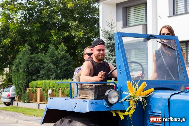 Zdjęcie w galerii na portalu naszraciborz.pl: Kandydatki i rolnicy, czyli powiew młodości na dożynkach w Rudniku  wiadomości z regionu