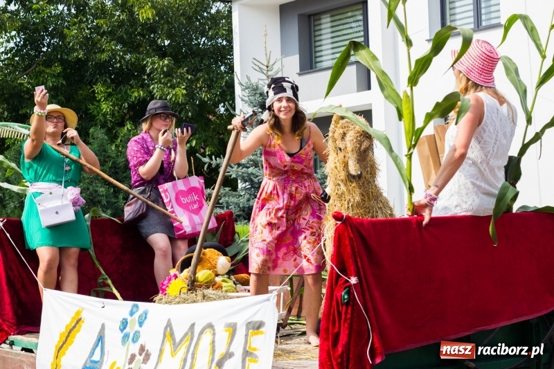 Zdjęcie w galerii na portalu naszraciborz.pl: Kandydatki i rolnicy, czyli powiew młodości na dożynkach w Rudniku  wiadomości z regionu