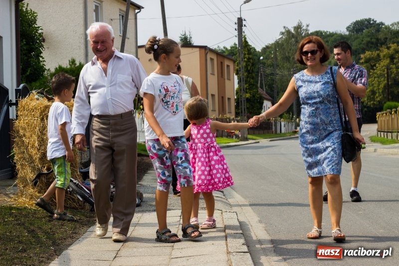 Zdjęcie w galerii na portalu naszraciborz.pl: Kandydatki i rolnicy, czyli powiew młodości na dożynkach w Rudniku  wiadomości z regionu