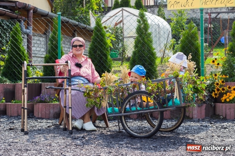 Zdjęcie w galerii na portalu naszraciborz.pl: Kandydatki i rolnicy, czyli powiew młodości na dożynkach w Rudniku  wiadomości z regionu