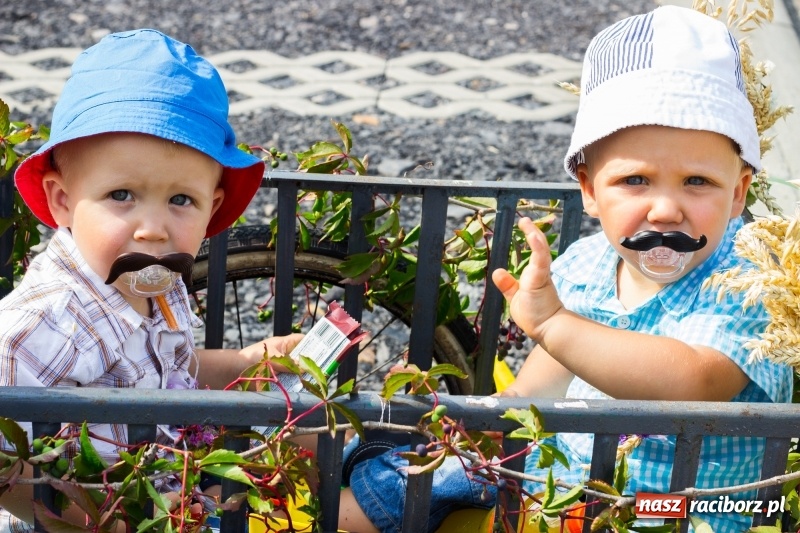 Zdjęcie w galerii na portalu naszraciborz.pl: Kandydatki i rolnicy, czyli powiew młodości na dożynkach w Rudniku  wiadomości z regionu