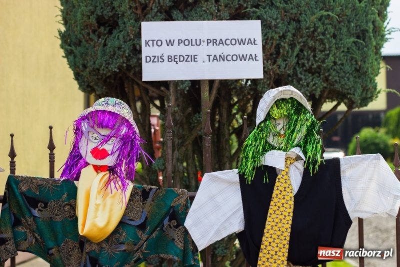 Zdjęcie w galerii na portalu naszraciborz.pl: Kandydatki i rolnicy, czyli powiew młodości na dożynkach w Rudniku  wiadomości z regionu