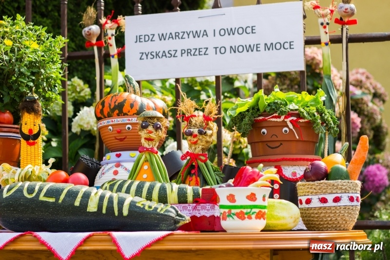 Zdjęcie w galerii na portalu naszraciborz.pl: Kandydatki i rolnicy, czyli powiew młodości na dożynkach w Rudniku  wiadomości z regionu