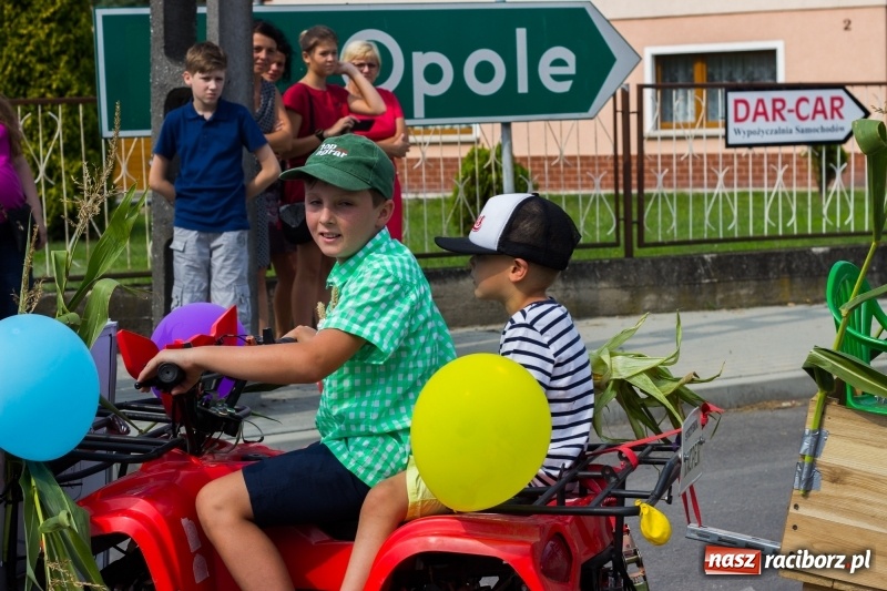 Zdjęcie w galerii na portalu naszraciborz.pl: Kandydatki i rolnicy, czyli powiew młodości na dożynkach w Rudniku  wiadomości z regionu