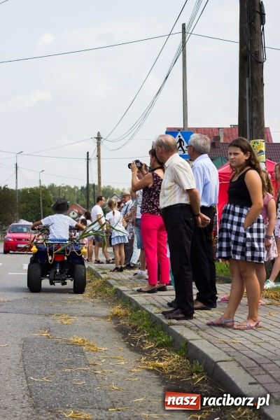 Zdjęcie w galerii na portalu naszraciborz.pl: Kandydatki i rolnicy, czyli powiew młodości na dożynkach w Rudniku  wiadomości z regionu