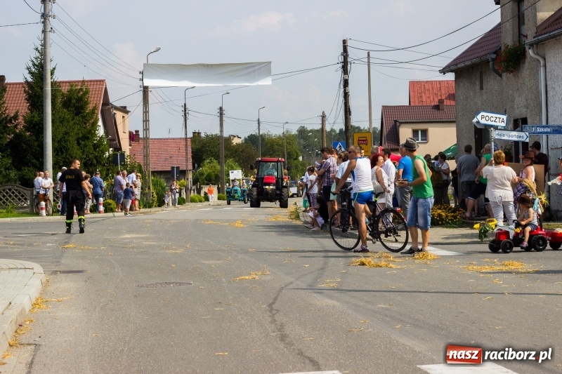 Zdjęcie w galerii na portalu naszraciborz.pl: Kandydatki i rolnicy, czyli powiew młodości na dożynkach w Rudniku  wiadomości z regionu