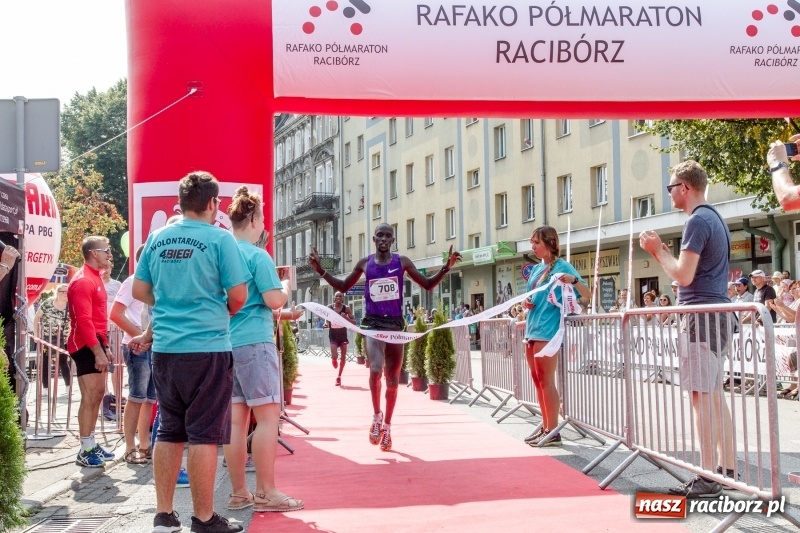 Zdjęcie w galerii na portalu naszraciborz.pl: Wysiłek, litry potu, radość i satysfakcja - oblicza III Rafako Półmaratonu  wiadomości z regionu