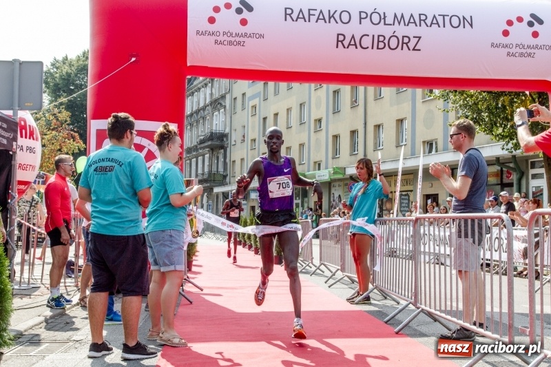 Zdjęcie w galerii na portalu naszraciborz.pl: Wysiłek, litry potu, radość i satysfakcja - oblicza III Rafako Półmaratonu  wiadomości z regionu