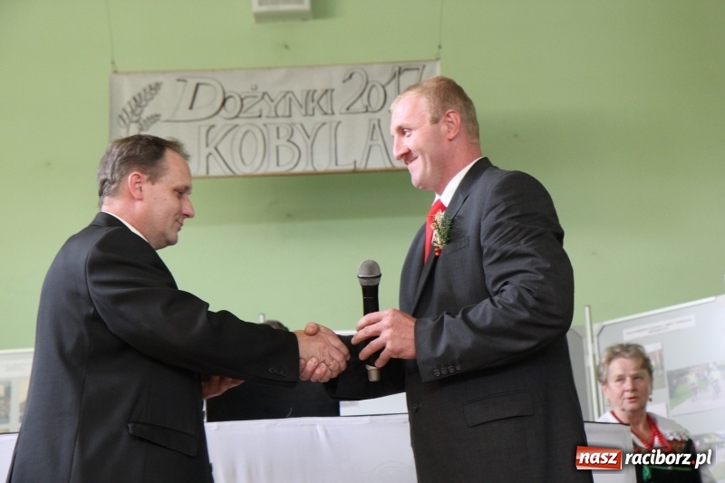 Zdjęcie w galerii na portalu naszraciborz.pl: W Kobyli uroczyście i radośnie świętowano zakończenie tegorocznych żniw wiadomości z regionu