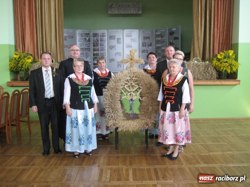 Zdjęcie w galerii na portalu naszraciborz.pl: W Kobyli uroczyście i radośnie świętowano zakończenie tegorocznych żniw wiadomości z regionu