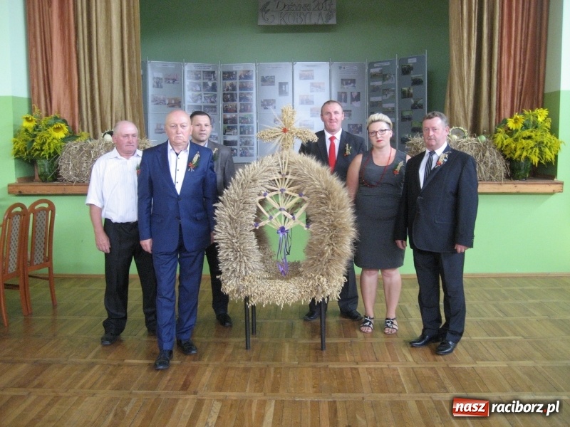 Zdjęcie w galerii na portalu naszraciborz.pl: W Kobyli uroczyście i radośnie świętowano zakończenie tegorocznych żniw wiadomości z regionu