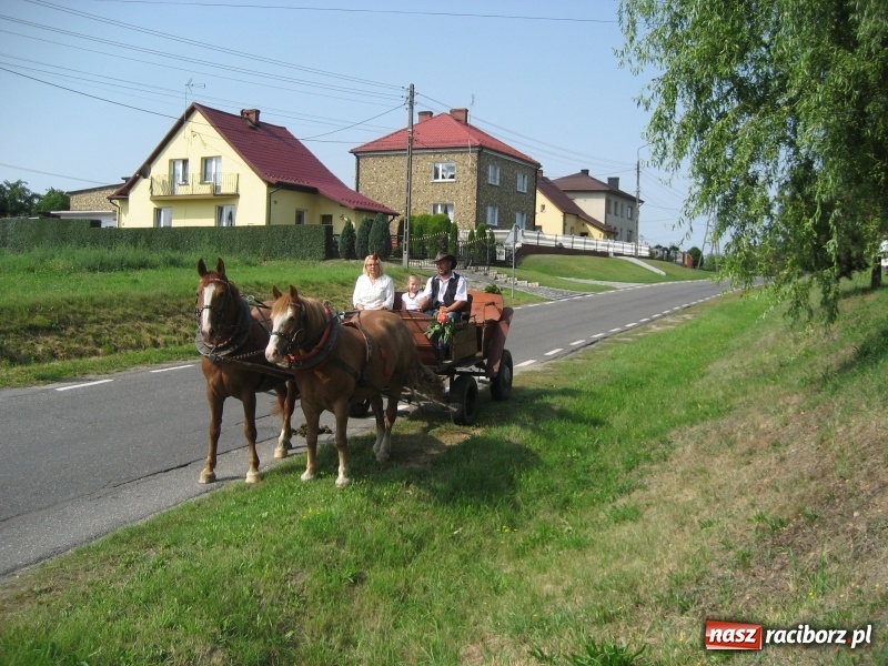 Zdjęcie w galerii na portalu naszraciborz.pl: W Kobyli uroczyście i radośnie świętowano zakończenie tegorocznych żniw wiadomości z regionu