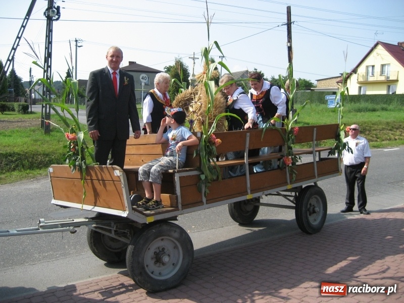 Zdjęcie w galerii na portalu naszraciborz.pl: W Kobyli uroczyście i radośnie świętowano zakończenie tegorocznych żniw wiadomości z regionu