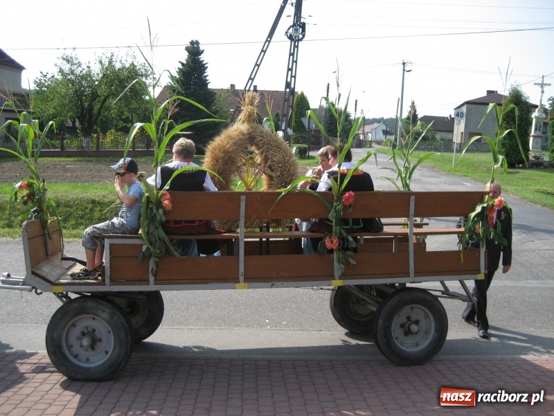 Zdjęcie w galerii na portalu naszraciborz.pl: W Kobyli uroczyście i radośnie świętowano zakończenie tegorocznych żniw wiadomości z regionu