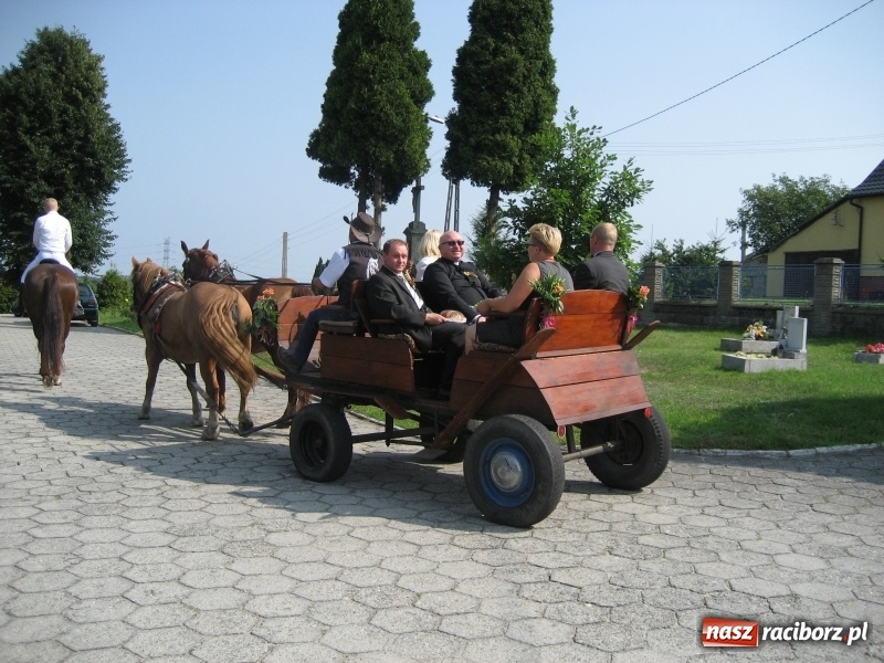 Zdjęcie w galerii na portalu naszraciborz.pl: W Kobyli uroczyście i radośnie świętowano zakończenie tegorocznych żniw wiadomości z regionu