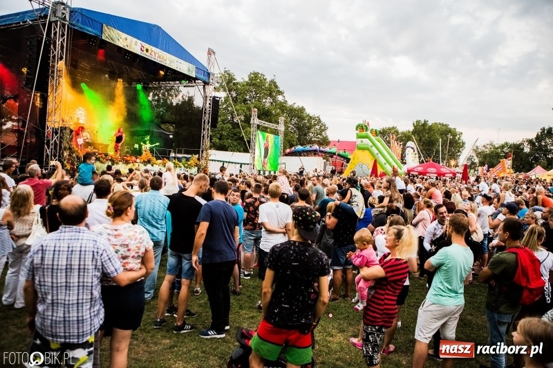 Zdjęcie w galerii na portalu naszraciborz.pl: Kamil Bednarek gwiazdą dożynek wojewódzkich w Tworkowie wiadomości z regionu