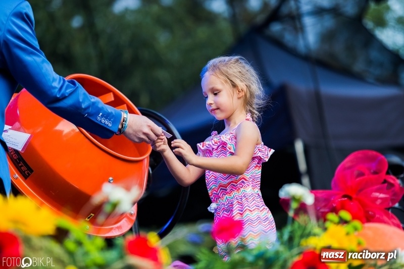 Zdjęcie w galerii na portalu naszraciborz.pl: Kamil Bednarek gwiazdą dożynek wojewódzkich w Tworkowie wiadomości z regionu