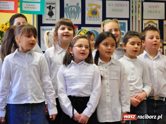 Zdjęcie w galerii na portalu naszraciborz.pl: Śpiewali i mówili o prawach dziecka wiadomości z regionu