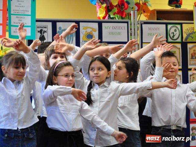 Zdjęcie w galerii na portalu naszraciborz.pl: Śpiewali i mówili o prawach dziecka wiadomości z regionu