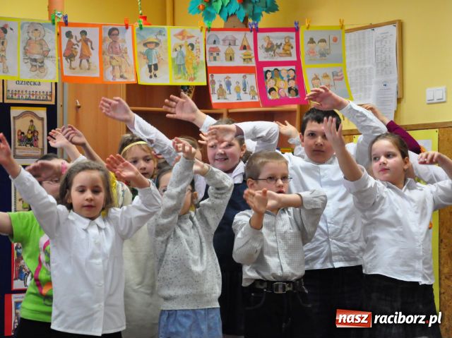 Zdjęcie w galerii na portalu naszraciborz.pl: Śpiewali i mówili o prawach dziecka wiadomości z regionu