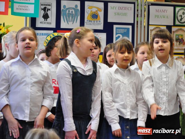 Zdjęcie w galerii na portalu naszraciborz.pl: Śpiewali i mówili o prawach dziecka wiadomości z regionu