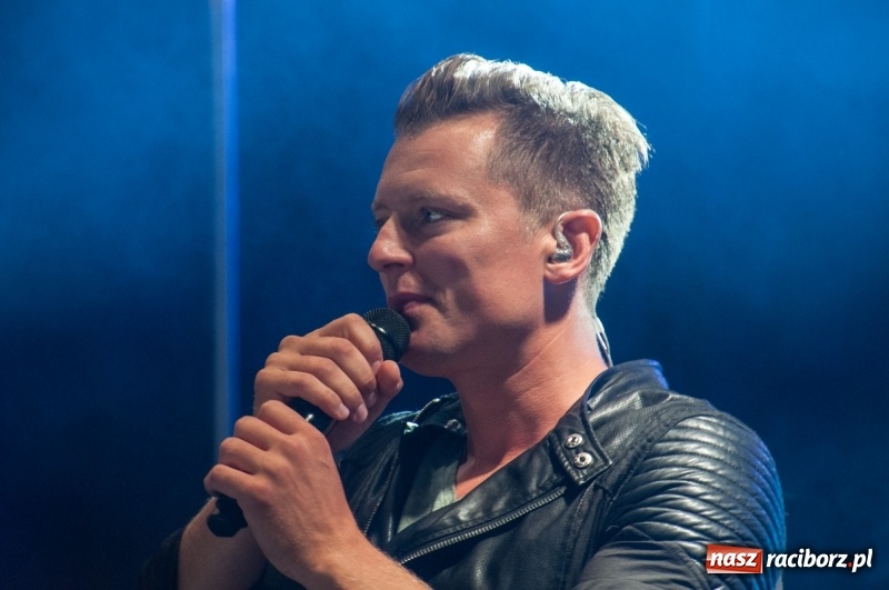 Zdjęcie w galerii na portalu naszraciborz.pl: Koncert Rafała Brzozowskiego zakończył wielkie świętowanie w Kuźni Raciborskiej  wiadomości z regionu