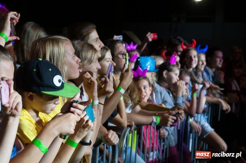 Zdjęcie w galerii na portalu naszraciborz.pl: Koncert Rafała Brzozowskiego zakończył wielkie świętowanie w Kuźni Raciborskiej  wiadomości z regionu