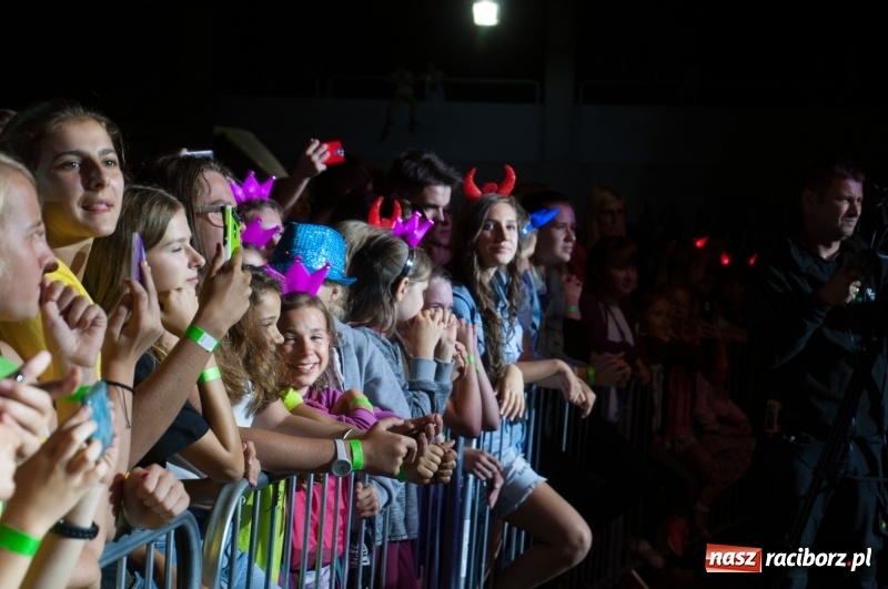 Zdjęcie w galerii na portalu naszraciborz.pl: Koncert Rafała Brzozowskiego zakończył wielkie świętowanie w Kuźni Raciborskiej  wiadomości z regionu