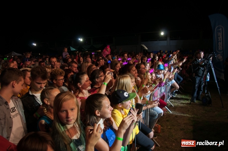 Zdjęcie w galerii na portalu naszraciborz.pl: Koncert Rafała Brzozowskiego zakończył wielkie świętowanie w Kuźni Raciborskiej  wiadomości z regionu