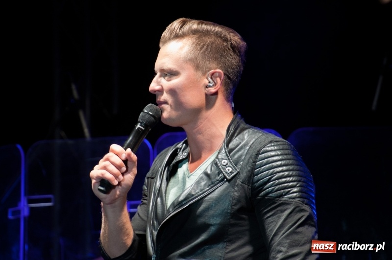 Zdjęcie w galerii na portalu naszraciborz.pl: Koncert Rafała Brzozowskiego zakończył wielkie świętowanie w Kuźni Raciborskiej  wiadomości z regionu