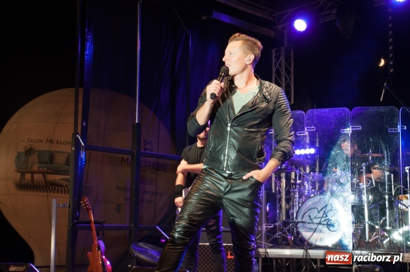 Zdjęcie w galerii na portalu naszraciborz.pl: Koncert Rafała Brzozowskiego zakończył wielkie świętowanie w Kuźni Raciborskiej  wiadomości z regionu