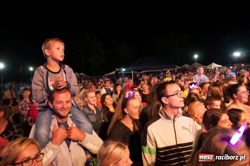 Zdjęcie w galerii na portalu naszraciborz.pl: Koncert Rafała Brzozowskiego zakończył wielkie świętowanie w Kuźni Raciborskiej  wiadomości z regionu