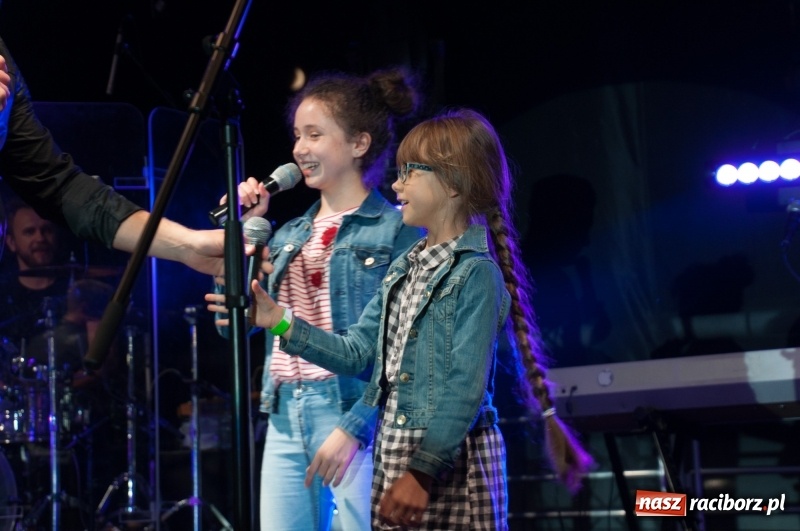 Zdjęcie w galerii na portalu naszraciborz.pl: Koncert Rafała Brzozowskiego zakończył wielkie świętowanie w Kuźni Raciborskiej  wiadomości z regionu