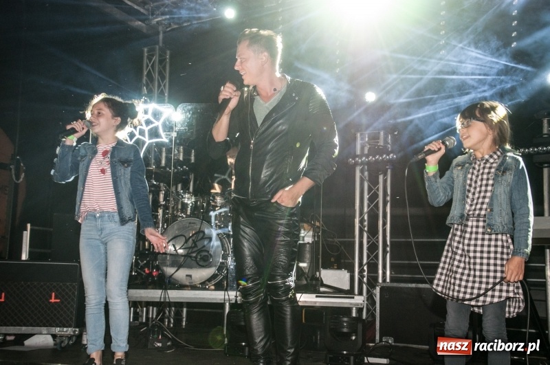 Zdjęcie w galerii na portalu naszraciborz.pl: Koncert Rafała Brzozowskiego zakończył wielkie świętowanie w Kuźni Raciborskiej  wiadomości z regionu