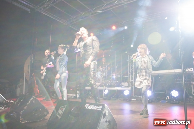 Zdjęcie w galerii na portalu naszraciborz.pl: Koncert Rafała Brzozowskiego zakończył wielkie świętowanie w Kuźni Raciborskiej  wiadomości z regionu