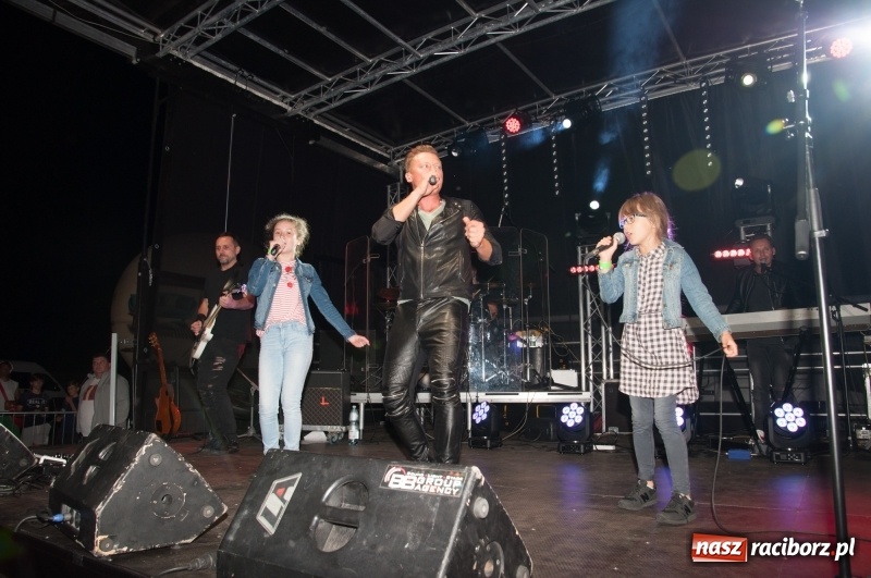 Zdjęcie w galerii na portalu naszraciborz.pl: Koncert Rafała Brzozowskiego zakończył wielkie świętowanie w Kuźni Raciborskiej  wiadomości z regionu