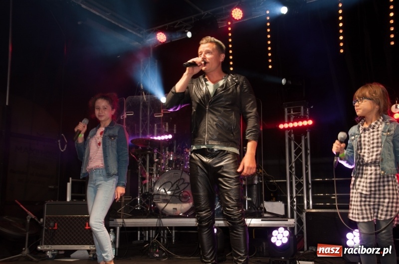 Zdjęcie w galerii na portalu naszraciborz.pl: Koncert Rafała Brzozowskiego zakończył wielkie świętowanie w Kuźni Raciborskiej  wiadomości z regionu